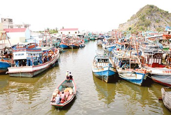 Fishing boats anchored at Ba Hon river mouth in Kien Luong District of Kien Giang Province due to petrol price hikes (Photo: SGGP)